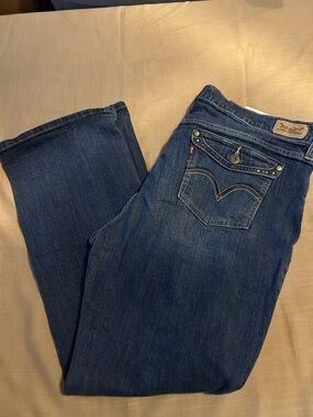 EUC Levi's Dark Blue Boot Cut Women's Jeans with Studded Pocket